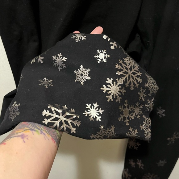 Torrid signature leggings with snowflake details sz 4 - Picture 2 of 5